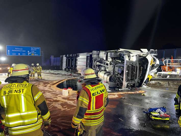 FF Bad Salzuflen: Kühl-Lkw bleibt auf Mittelleitplanke liegen / Feuerwehr Bad Salzuflen ist mit 30 Kräften über Stunden auf der A2 im Einsatz