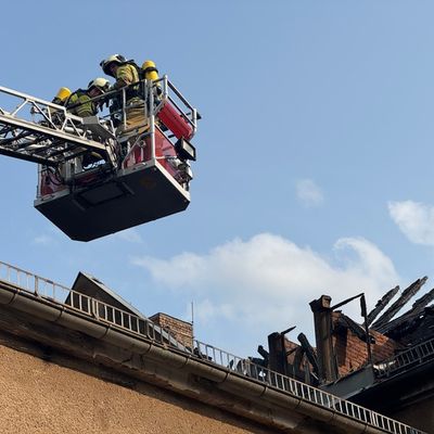 FW Dresden: Erneuter Rauchaustritt aus Brandruine der ehemaligen Staatsoperette - Feuerwehr im Einsatz