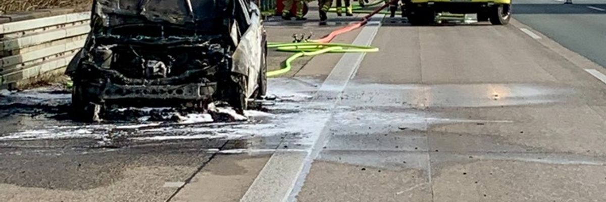 FW Ratingen: Pkw-Brand auf der Autobahn 3