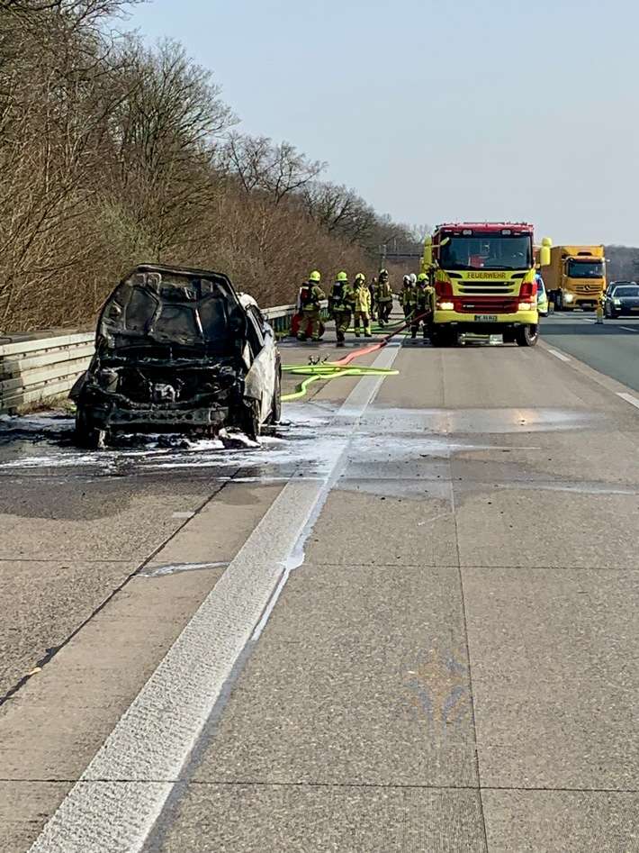 FW Ratingen: Pkw-Brand auf der Autobahn 3