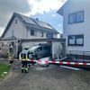 FW Beverungen: Schwerer Verkehrsunfall mit Gebäudeschäden / Feuerwehr rettet Person aus eingeschlossenem Fahrzeug