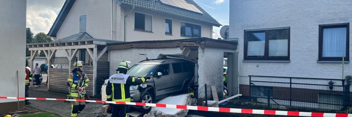 FW Beverungen: Schwerer Verkehrsunfall mit Gebäudeschäden / Feuerwehr rettet Person aus eingeschlossenem Fahrzeug