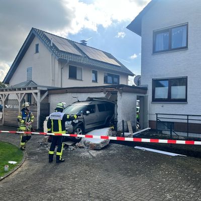 FW Beverungen: Schwerer Verkehrsunfall mit Gebäudeschäden / Feuerwehr rettet Person aus eingeschlossenem Fahrzeug