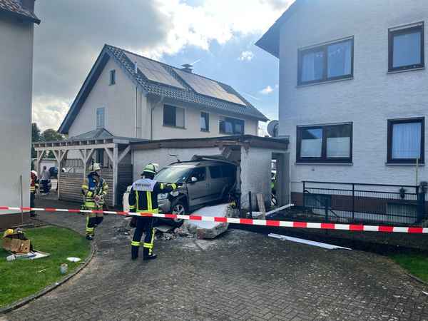 FW Beverungen: Schwerer Verkehrsunfall mit Gebäudeschäden / Feuerwehr rettet Person aus eingeschlossenem Fahrzeug