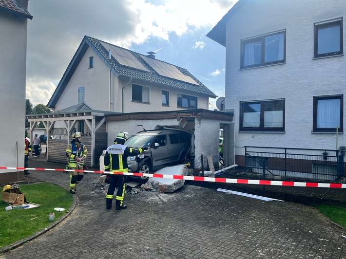FW Beverungen: Schwerer Verkehrsunfall mit Gebäudeschäden / Feuerwehr rettet Person aus eingeschlossenem Fahrzeug