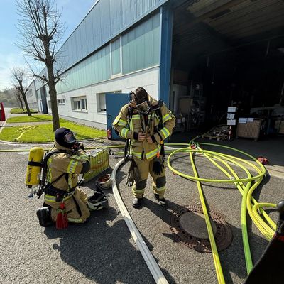 FW Menden: Brand in Filteranlage: Feuerwehr Menden im Einsatz am Dieselweg