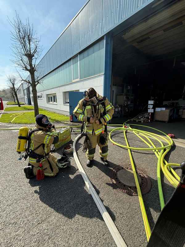 FW Menden: Brand in Filteranlage: Feuerwehr Menden im Einsatz am Dieselweg