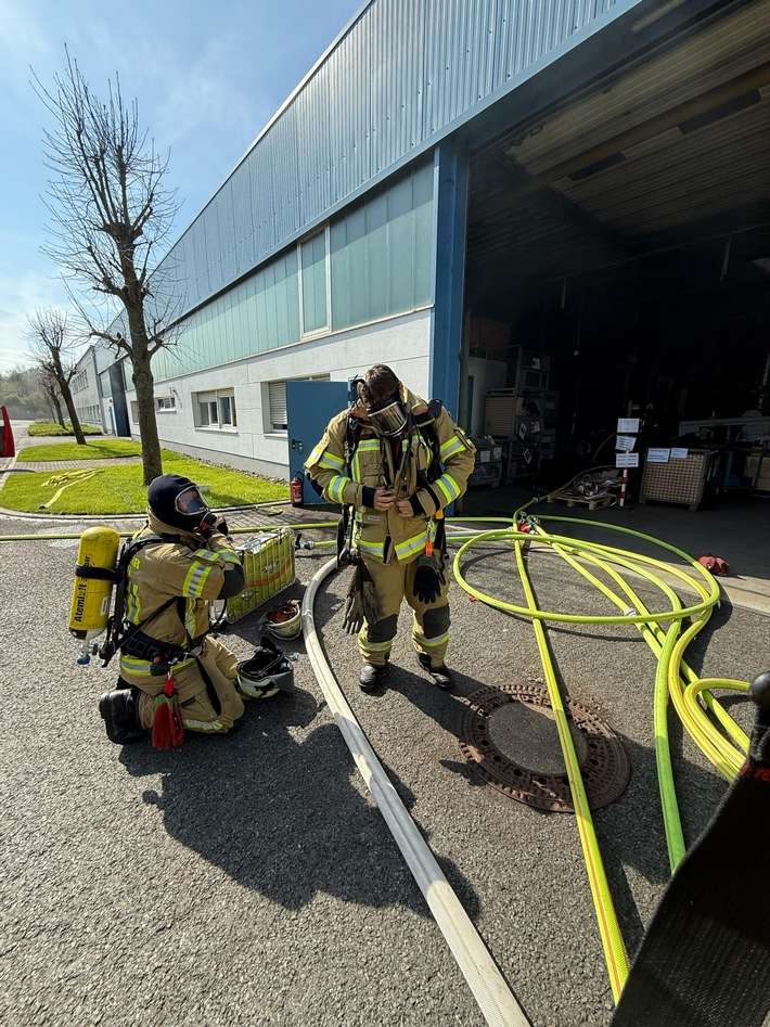 FW Menden: Brand in Filteranlage: Feuerwehr Menden im Einsatz am Dieselweg