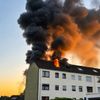 FW Lehrte: Dachgeschossbrand in Mehrfamilienhaus - Feuerwehr rettet zwei Personen