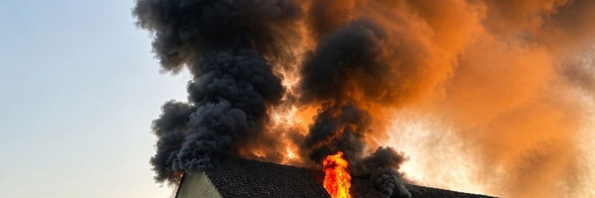 FW Lehrte: Dachgeschossbrand in Mehrfamilienhaus - Feuerwehr rettet zwei Personen