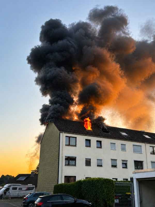 FW Lehrte: Dachgeschossbrand in Mehrfamilienhaus - Feuerwehr rettet zwei Personen