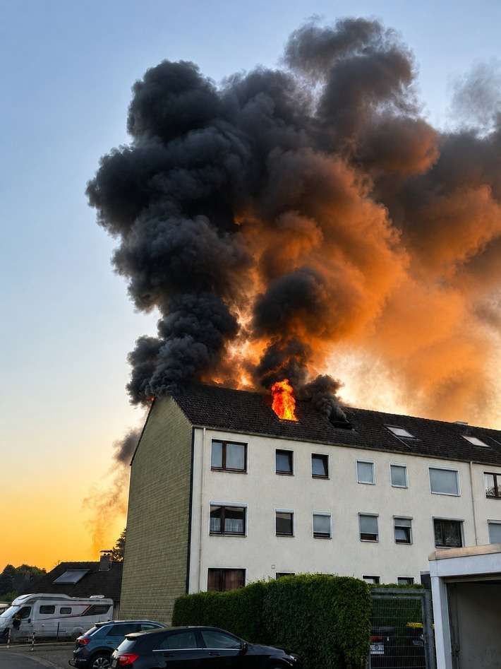 FW Lehrte: Dachgeschossbrand in Mehrfamilienhaus - Feuerwehr rettet zwei Personen