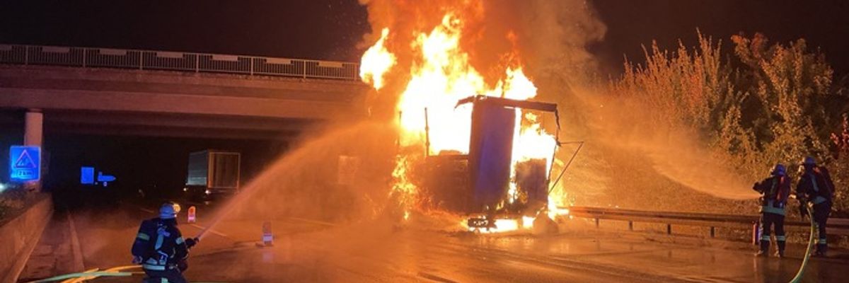 FW-BN: Brennender LKW-Anhänger auf der BAB 59