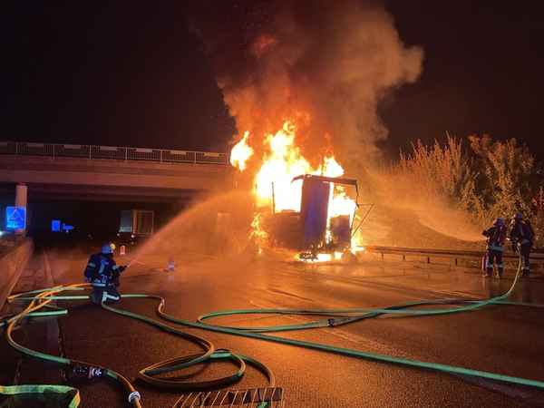 FW-BN: Brennender LKW-Anhänger auf der BAB 59