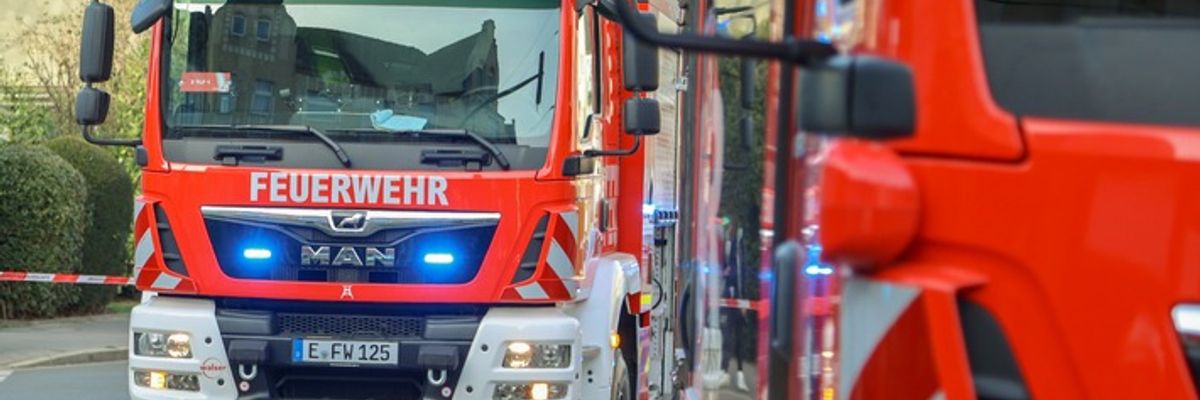 FW-E: Ausgedehnter Wohnungsbrand in Mehrfamilienhaus - 13 Personen müssen untergebracht werden