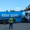 FW-KLE: Tankwagen verkeilt sich zwischen Garagen und Gebäude - Feuerwehr und THW unterstützten bei Bergung