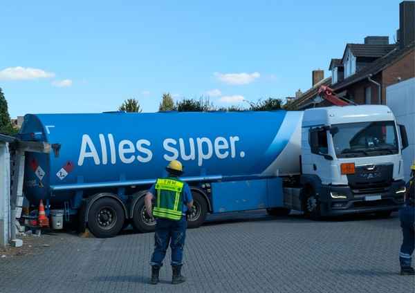 FW-KLE: Tankwagen verkeilt sich zwischen Garagen und Gebäude - Feuerwehr und THW unterstützten bei Bergung