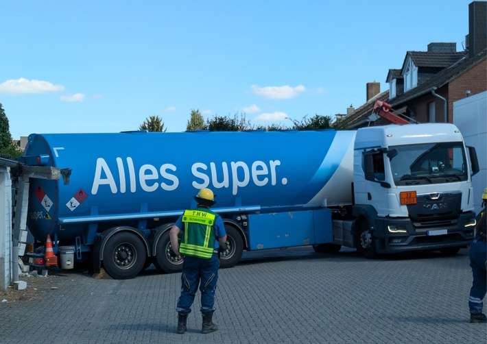 FW-KLE: Tankwagen verkeilt sich zwischen Garagen und Gebäude - Feuerwehr und THW unterstützten bei Bergung