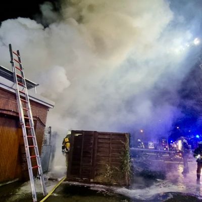 FW-E: Brand eines Gartenhauses - Gasflaschen sorgen für besondere Gefahr