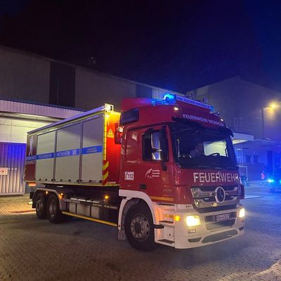 FW Weinheim: Gefahrguteinsatz in Edingen-Neckarhausen. Feuerwehr Weinheim unterstützt mit Atemschutzgeräteträgern und dem Abrollbehälter Atemschutz.