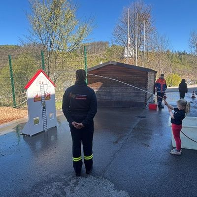 FW-OE: Brandschutz hautnah erleben - Erfolgreicher Brandschutztag an der Grundschule Kirchhundem