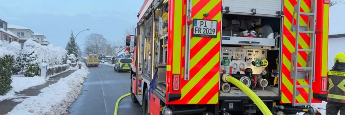 FW-PI: Vollbrand einer Garage: Feuerwehren aus Rellingen und Egenbüttel im Einsatz