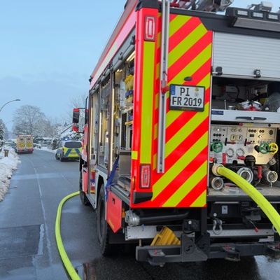 FW-PI: Vollbrand einer Garage: Feuerwehren aus Rellingen und Egenbüttel im Einsatz
