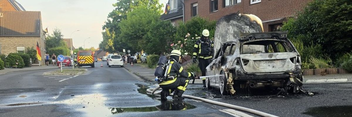 FFW Schwalmtal: Pkw-Brand in Amern - Fahrer bleibt unverletzt
