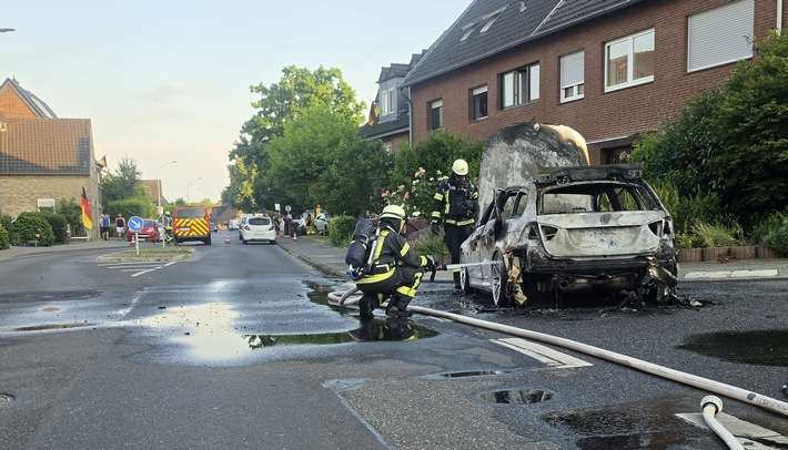 FFW Schwalmtal: Pkw-Brand in Amern - Fahrer bleibt unverletzt