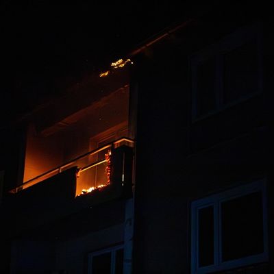 FW-MK: Brennender Balkon in der Nacht auf Mittwoch