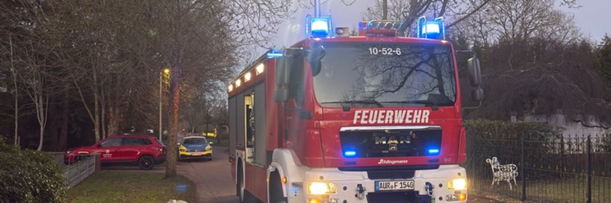 FW-AUR: In Wohngebiet mit Baum kollidiert