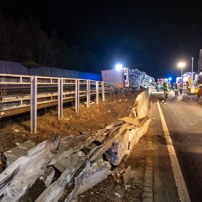 FW Porta Westfalica: 16.12.2025 - BAB2: Schwerer LKW-Unfall / 1 lebensgefährlich verletzte Person