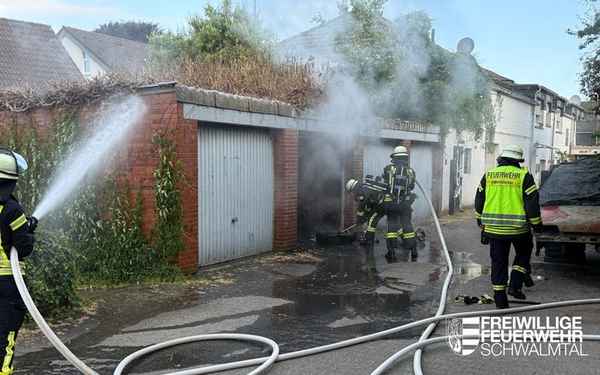 FFW Schwalmtal: Garagenbrand in Schwalmtal-Amern - Feuerwehr verhindert Brandausbreitung