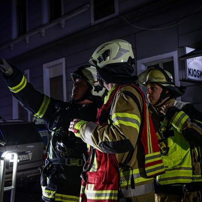 FW-MK: Feuer in Mehrfamilienhaus - Bewohner über Drehleiter gerettet