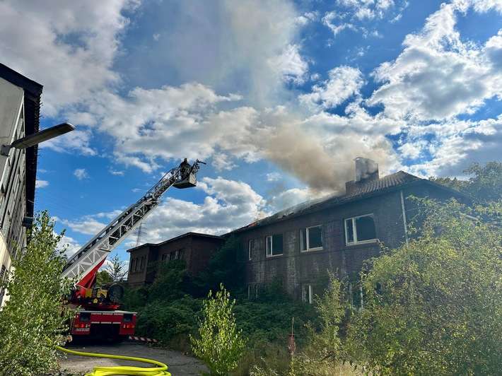 FW-E: Dachstuhlbrand auf verlassenem Industriegelände - keine Verletzten