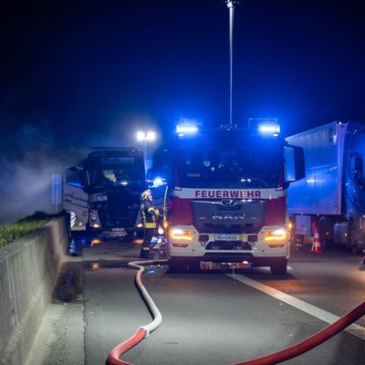 FW-NE: Zur richtigen Zeit am richtigen Ort: Feuerwehr Neuss löscht Lkw-Brand auf der A2 bei Hamm (Westfalen) | Spontane überörtliche Hilfe