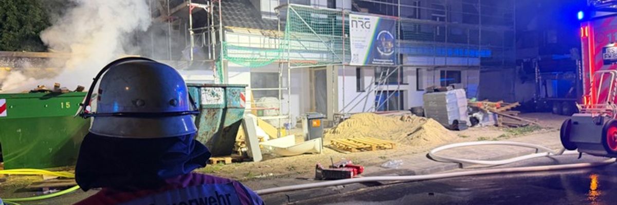 FW-RS: Baucontainerbrand mit Überschlag auf Garagendach