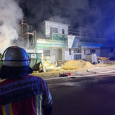 FW-RS: Baucontainerbrand mit Überschlag auf Garagendach