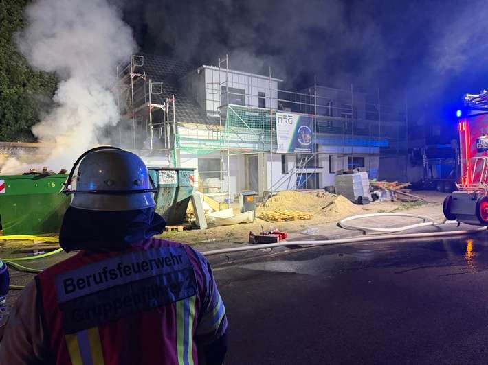 FW-RS: Baucontainerbrand mit Überschlag auf Garagendach