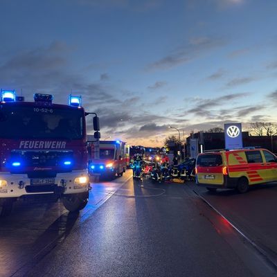FW-AUR: Nach Kollision unter Fahrzeug eingeklemmt