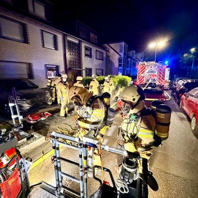 FW-GL: Zimmerbrand greift auf Dachstuhl eines Mehrfamilienhauses über