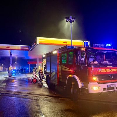 FW Hünxe: Brand an Tankstelle - Feuerwehreinsatz auf Rastplatz