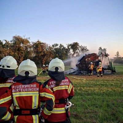 KFV Bodenseekreis: Ballenpresse in Vollbrand in Hefigkofen