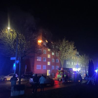 FW-DO: Wohnungsbrand in Huckarde - Flammen schlagen aus dem Fenster und greifen auf Fassade und Dach über