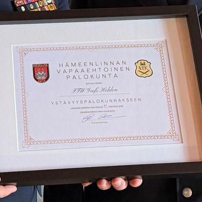 FW Celle: Ortsfeuerwehren Altenhagen und Groß Hehlen nahmen am Traditionstag der Feuerwehr Hämeenlinna in Finnland teil - Sarah und Sven Jacobi ausgezeichnet