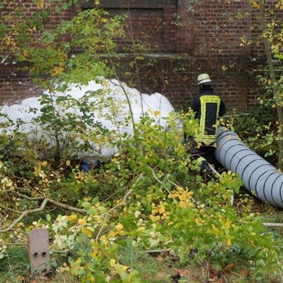 FW-DO: Unklare Rauchentwicklung aus einsturzgefährdeter Lagerhalle: Feuerwehr setzt Spezialtechnik und Drohne ein