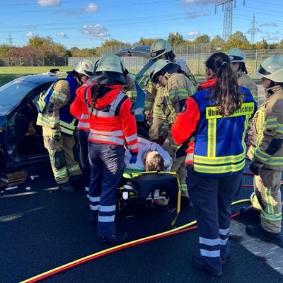 FW Lehrte: Feuerwehr Ahlten übt gemeinsam mit dem DRK und den Maltesern