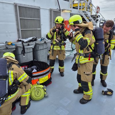 FW Bremerhaven: Schiffsbrandbekämpfungsübung auf der Nordsee