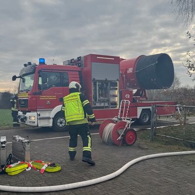FW-AUR: Hallenanbau brannte aus
