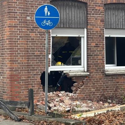 FW-SE: PKW fährt nach Verkehrsunfall in Hauswand